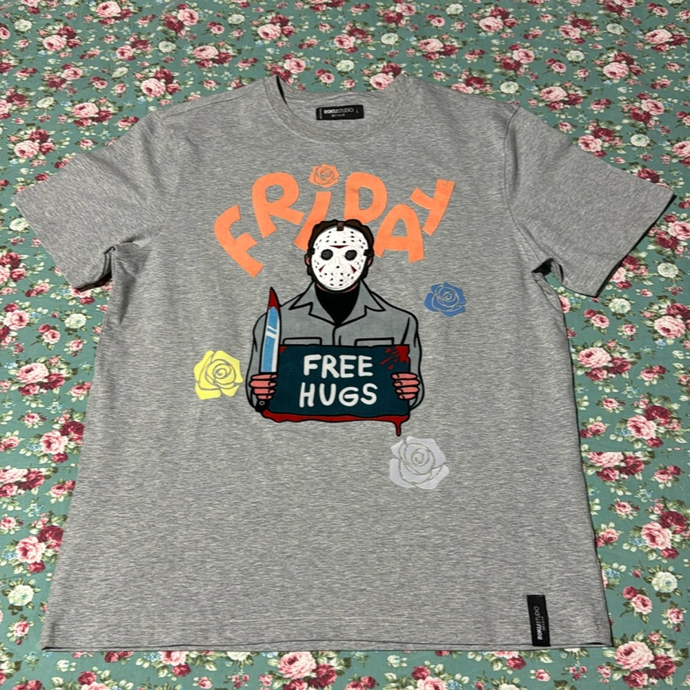 Friday the 13th T-shirt Free Hugs Jason Voorhees. Grey short sleeve, large. 💫☠️